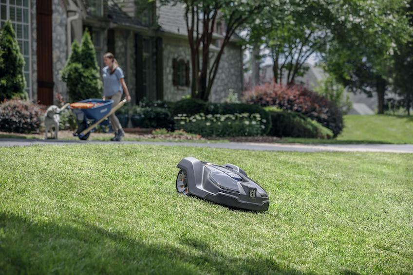 Szükség van gyeptrágyára robotfűnyíró mellett is?