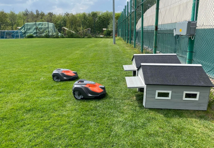 Focipálya, sportpálya gyep karbantartása robotfűnyírókkal