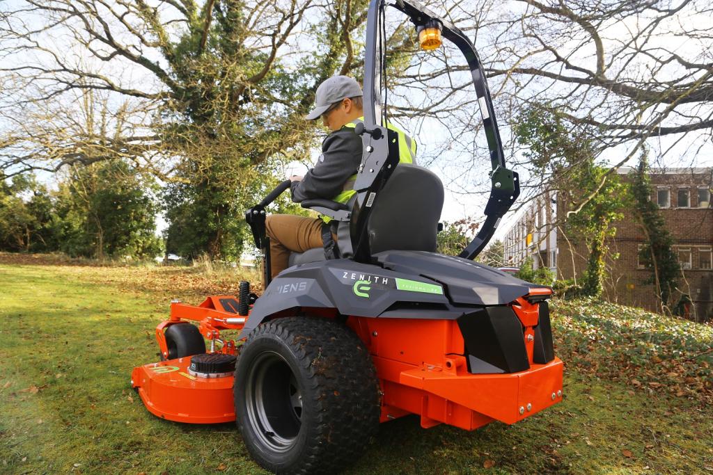 Ariens Zenith E fűnyíró traktor: Professzionális fűnyírás emissziómentesen Előnézeti kép