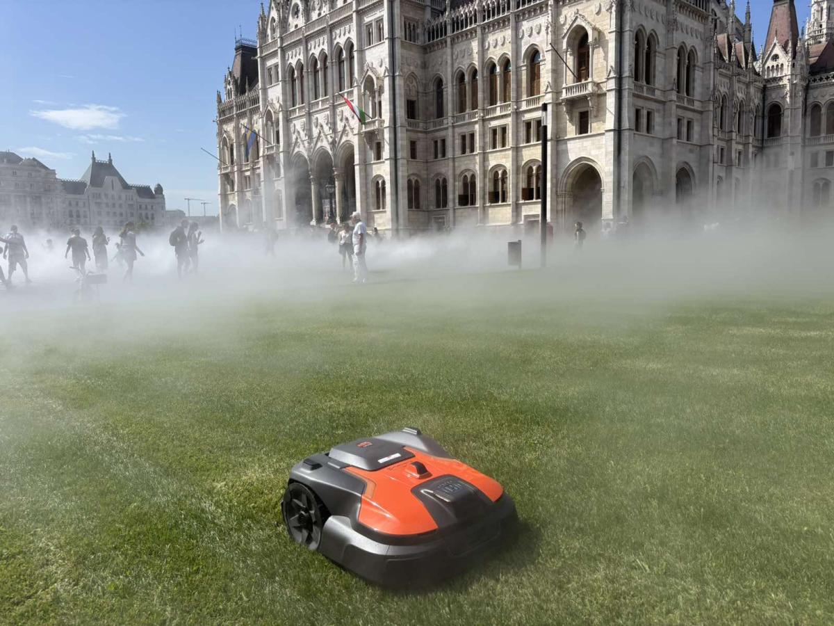 Robotfűnyíró az Országháznál - Professzionális Husqvarna Automower megoldások a nemzet főterén Előnézeti kép